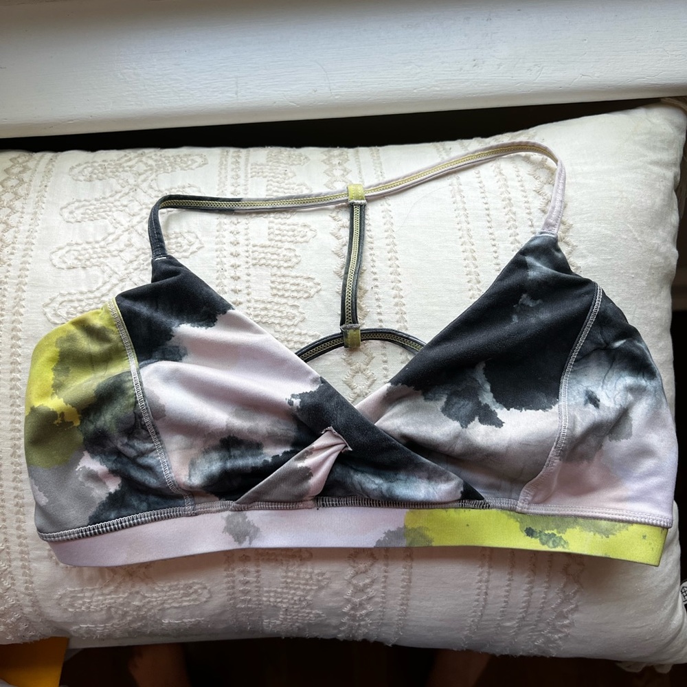 Lululemon sports bra size 4